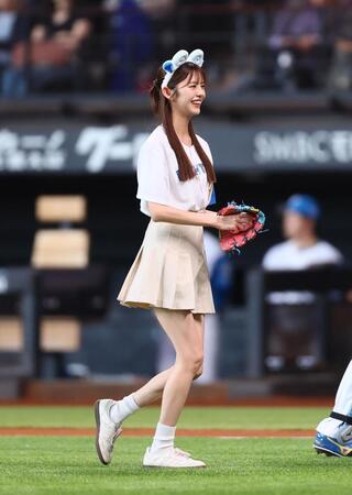 【写真】脚長すぎん?完全にバグってしまってる鈴木ゆうかのスタイル