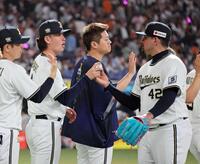 　マチャド（右）からウイニングボールを受け取る寺西