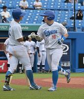 　７回、左越え２点本塁打を放ちチームメイトに迎えられる青学大・小田康一郎（右）＝撮影・持木克友
