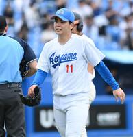 　５回、同点の中前適時打を打たれ降板した青学大・中西聖輝（撮影・開出牧）