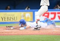 　４回、三塁からヘッドスライディングで同点のホームに滑り込む青学大・小田康一郎（撮影・開出牧）
