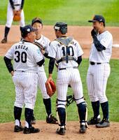 　米国戦でマウンドに集まり、小枝監督（右から４人目）の指示に耳を傾ける（右から）清宮幸、中村奨、川端（２０１７年）