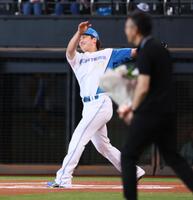 　試合前、プロポーズ大作戦が行われ、空振りする伏見（撮影・中島達哉）