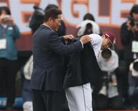 　佐々木主浩氏から名球会のジャケットを授与される浅村（撮影・金田祐二）