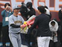 　名球会入りの浅村に花束を渡す藤川監督（撮影・金田祐二）