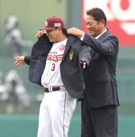 　名球会のブレザーを佐々木主浩氏（右）から着せてもらう浅村（撮影・西岡正）