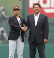 　佐々木主浩氏（右）と握手する浅村（撮影・西岡正）