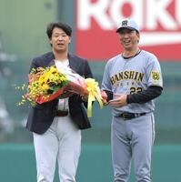 　花束を受け取った後、藤川監督（右）と並ぶ浅村（撮影・西岡正）
