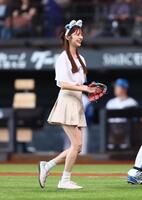 　始球式を務めた鈴木ゆうか（撮影・中島達哉）