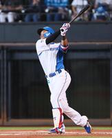 　２回、先制となるソロを放つ野村（撮影・中島達哉）