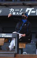 　２回、野村が放った打球にジェスチャーする新庄監督（撮影・中島達哉）