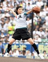 　しなやかなフォームでボールを投げ入れる古川琴音（撮影・佐藤厚）