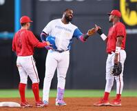 　３回、リプレー検証中にモンテロ（右）、矢野（左）と談笑するレイエス（撮影・中島達哉）