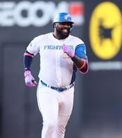 　３回、放った打球がリプレー検証の結果、本塁打となり、喜びながらダイヤモンドを回るレイエス（撮影・中島達哉）