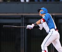 　７回、適時三塁打を放つ野村（撮影・中島達哉）