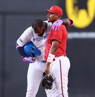 　３回、リプレー検証中にモンテロ（右）に絡むレイエス（撮影・中島達哉）