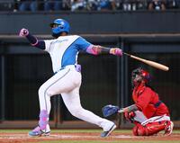 　３回、左中間に打球を放つレイエス（撮影・中島達哉）