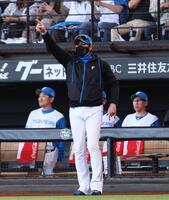 　３回、レイエスが放った打球がオーバーフェンスしているとアピールする新庄監督（撮影・中島達哉）