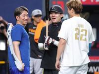 　試合前、西川（左）、九里（右）と話す丸（撮影・坂部計介）