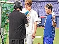 　広島時代の同僚、丸と談笑する九里（中央）と西川（右）