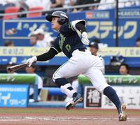 　４回、並木は左越えに１号先制ソロを放つ（撮影・佐藤厚）