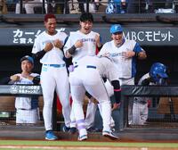 　３回、２ランを放ったレイエス（手前）をゴリラパフォーマンスで迎える日本ハムナイン（撮影・中島達哉）