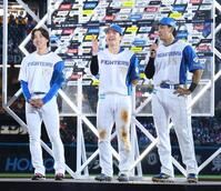 　お立ち台で笑顔を見せる（左から）細野、郡司、野村（撮影・中島達哉）