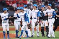 　広島に勝利をあげ、タッチを交わす日本ハムナイン（撮影・中島達哉）