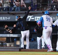 　３回、２ランを放ったレイエス（右）を迎える新庄監督（中央）＝撮影・中島達哉