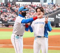 　細野（右）のピースサインを「１」に直す新庄監督（撮影・中島達哉）