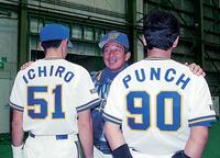 　鈴木一朗は登録名「イチロー」、佐藤和弘の登録名は「パンチ」と発表するオリックス・仰木監督＝９４年