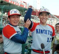 　プロ初勝利を挙げた近鉄・野茂。左は仰木監督＝９０年