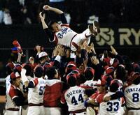 　ナインの手で胴上げされる仰木監督＝８９年