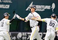 　２回、先制ソロを放ち嶺井（左）らに迎えられる秋広