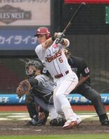 　７回、右前適時打を放つ村林（撮影・金田祐二）