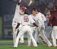 　１０回、サヨナラ打を放ち、ナインに祝福される石原（左）＝撮影・西岡正