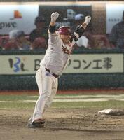 　１０回、サヨナラ打を放ち喜ぶ石原（撮影・金田祐二）