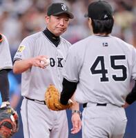 　８回、投手交代を告げ　田中瑛（右）にボールを渡す阿部監督