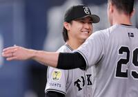 　８回、ピンチを無失点でしのぎ、グリフィン（手前）に迎えられる田中瑛