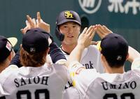 　２回、先制ソロを放ちナインに迎えられる秋広