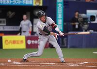 　７回、坂本は空振り三振に倒れる（撮影・坂部計介）