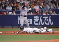 　５回、西川の打球の処理にもたつく間に一走・頓宮が三塁する（撮影・坂部計介）