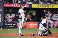 　８回、同点とされ、ぼう然とする宮城と森のバッテリー（撮影・坂部計介）