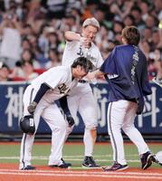 　１１回、サヨナラの押し出し死球を選び祝福される大城