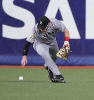 　５回、西川の打球の処理にもたつくキャベッジ。一走・頓宮の三進を許す（撮影・坂部計介）