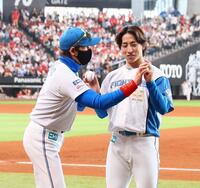 　細野（右）のピースサインを「１」に直す新庄監督（撮影・中島達哉）