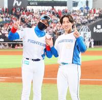 　プロ初勝利をあげた細野（右）を祝福する新庄監督（撮影・中島達哉）