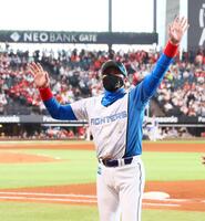 　スタンドのファンの歓声に応える新庄監督（撮影・中島達哉）