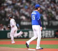 　４回、長谷川に一発を浴びた高橋宏（右）＝撮影・園田高夫