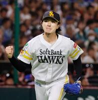 　３回、佐野を三ゴロ併殺に仕留めガッツポーズする上沢